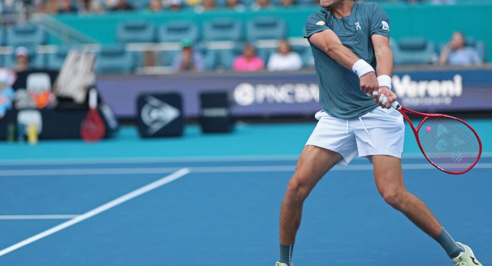 João Fonseca luta, mas é superado pelo espanhol Carlos Alcaraz