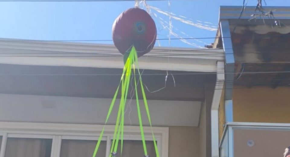 Defesa Civil paulista remove balão que caiu em casa em Carapicuíba