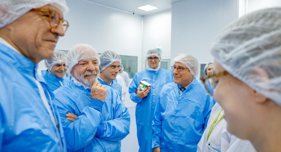 Lula visita fábrica que fornece 19 milhões de produtos ao SUS