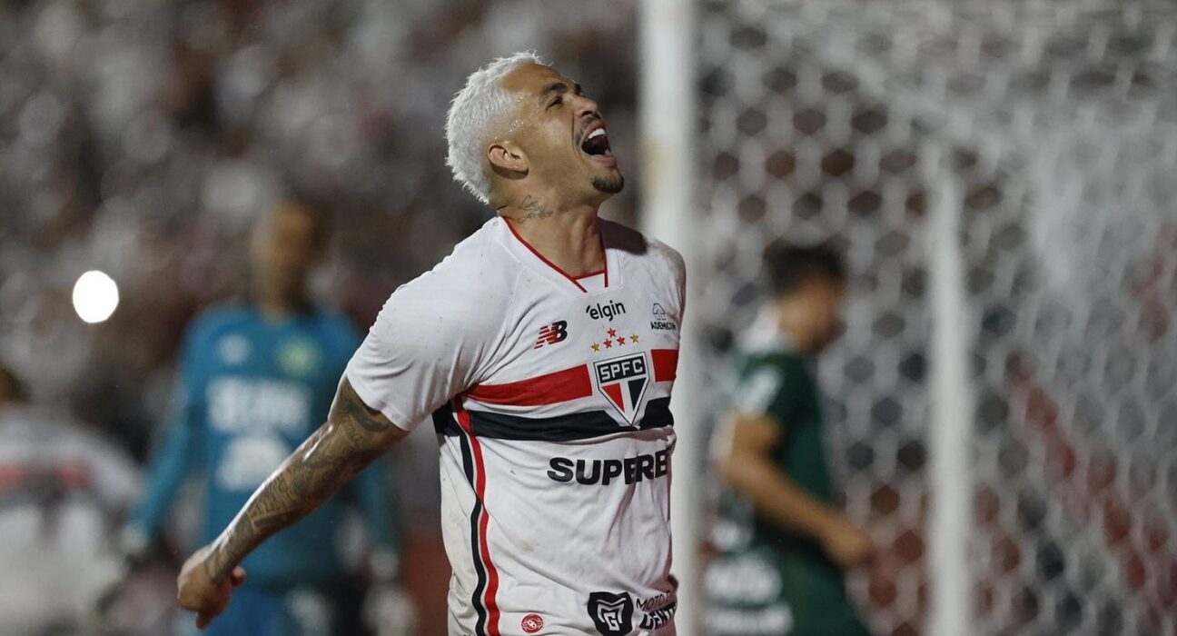São Paulo vence Chapecoense e assume liderança isolada do Brasileiro