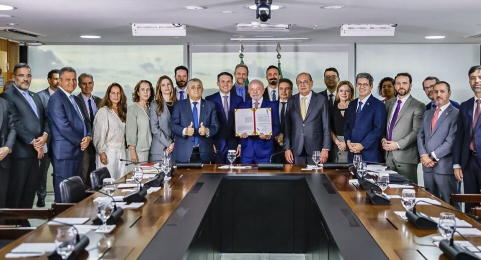 Lula sanciona Lei Antifacção e defende prisão de magnatas do crime