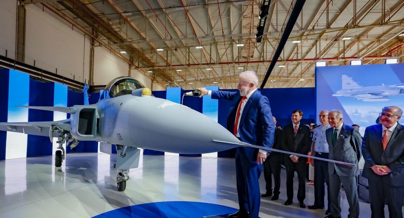 Lula batiza primeiro caça Gripen produzido no Brasil