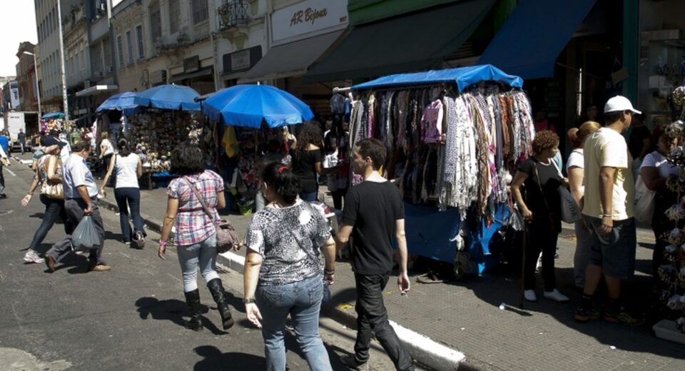 Taxa de informalidade cai no mercado de trabalho, mostra IBGE