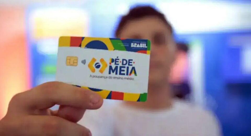 Pé-de-Meia paga incentivos a alunos nascidos em setembro e outubro