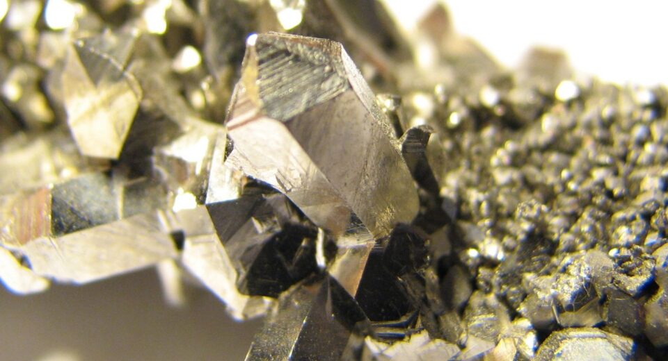 Brasil busca parceria com Europa para exploração de minerais críticos