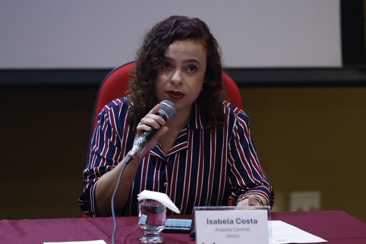 Rio de Janeiro (RJ), 31/03/2026 – Isabela Costa, do Arquivo Central da Unirio, participa da Semana Ditadura, Arquivos e Memória. Foto: Fernando Frazão/Agência Brasil