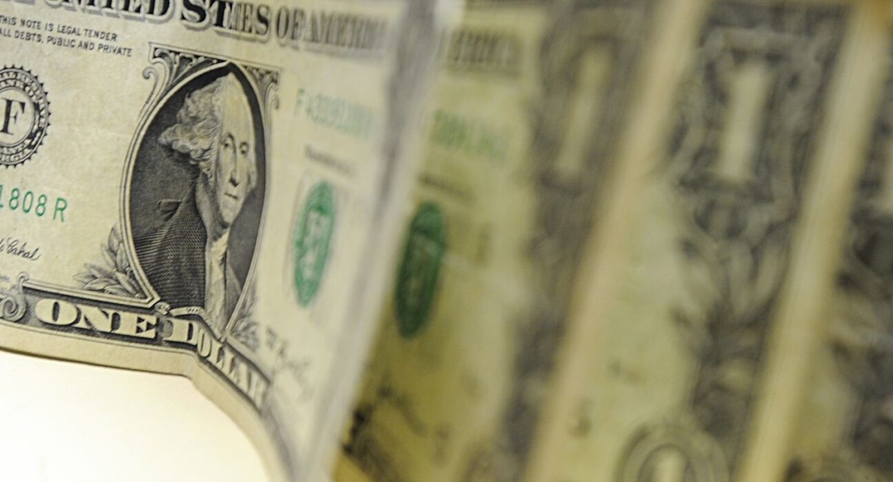 Dólar cai para R$ 5,24, e bolsa sobe 3,24% após fala de Trump