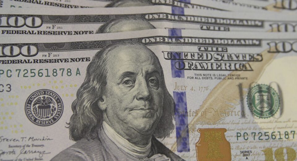 Dólar sobe para R$ 5,16 após escalada de conflito no Oriente Médio