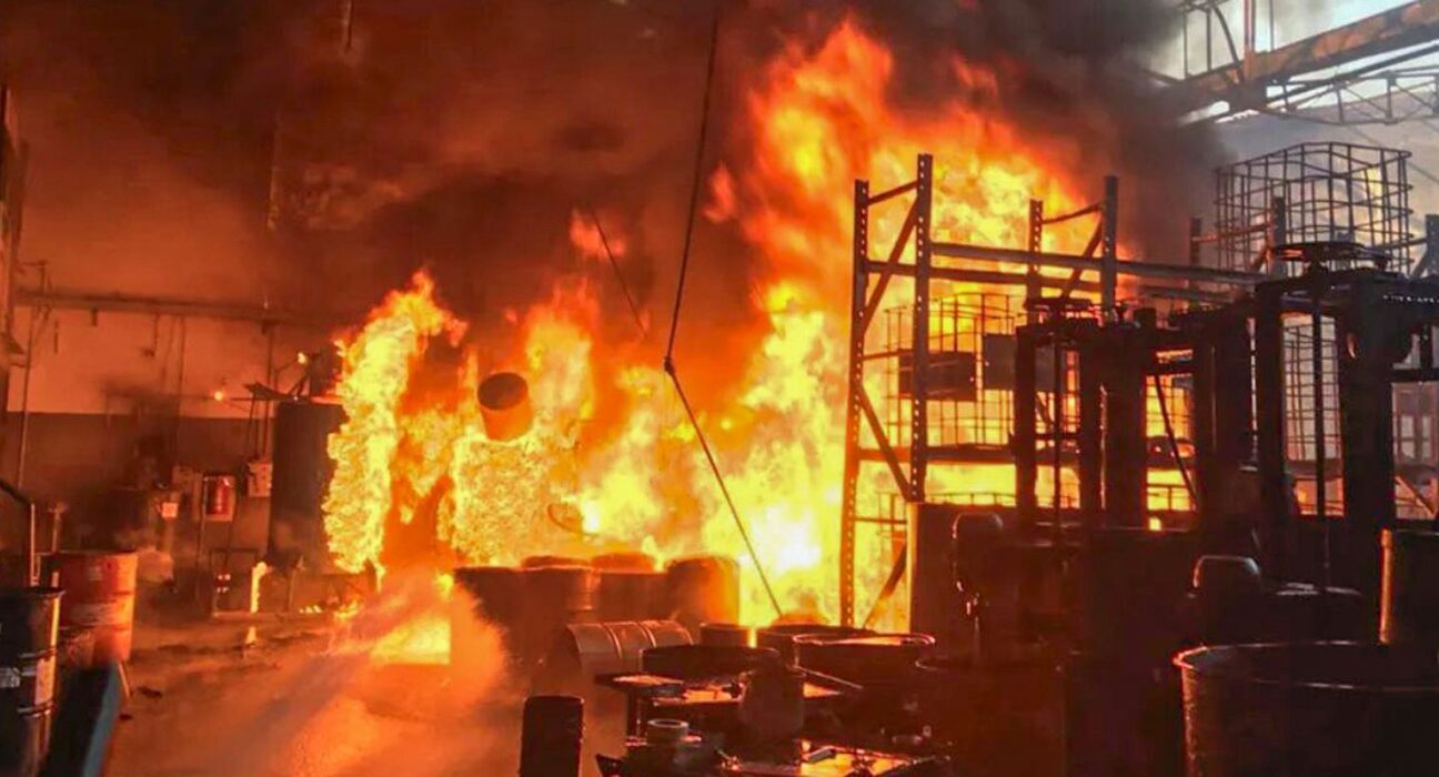 Grande incêndio atinge distribuidora de tintas em Diadema (SP)