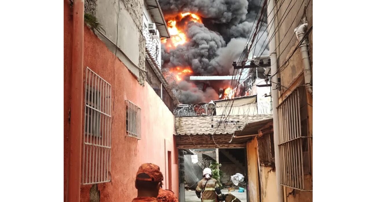 Incêndio de grandes proporções atinge galpão no Rio