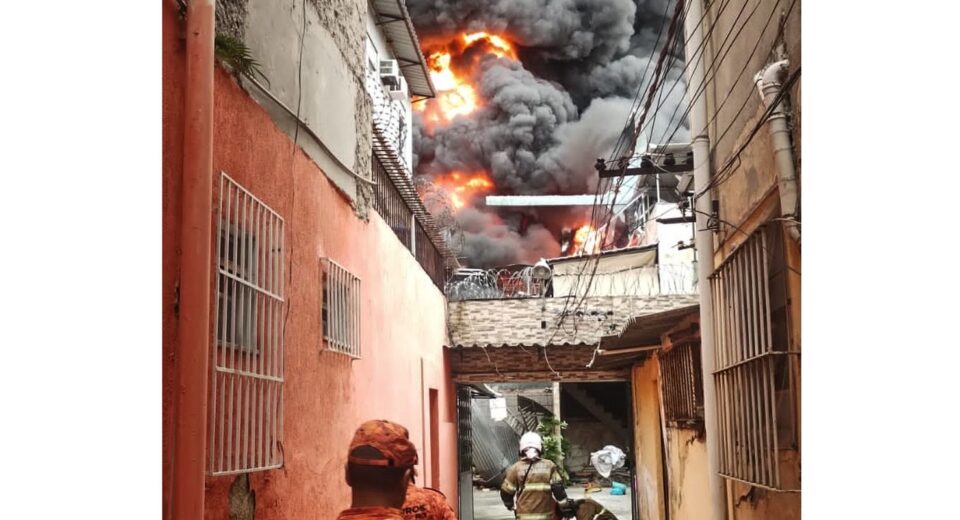 Incêndio de grandes proporções atinge galpão no Rio