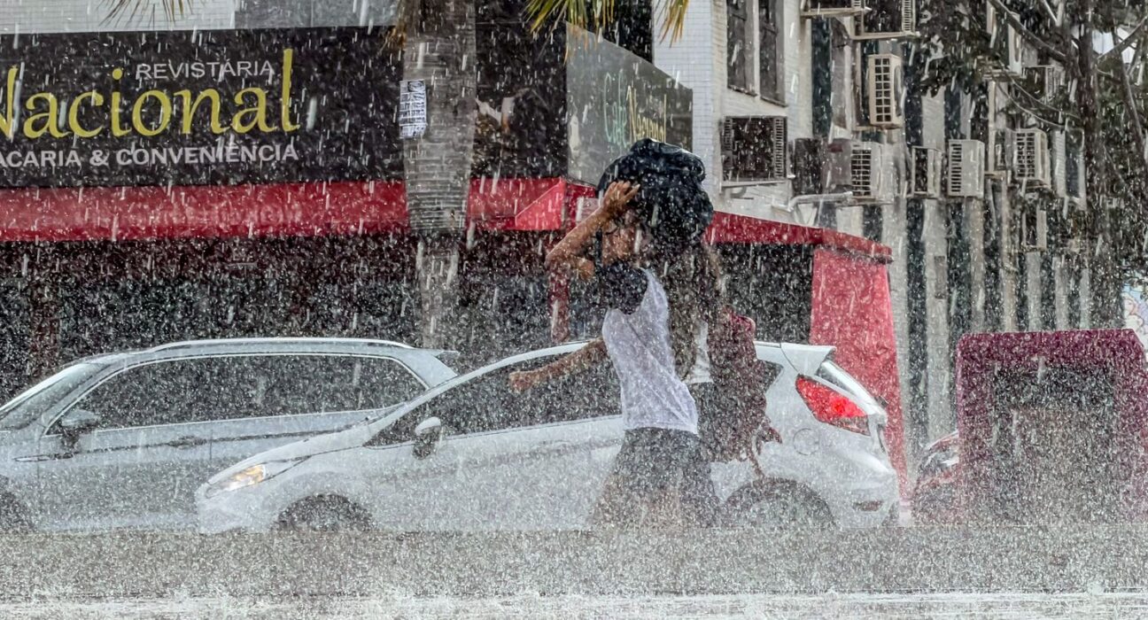 DF e 10 estados têm alerta laranja de chuva neste sábado