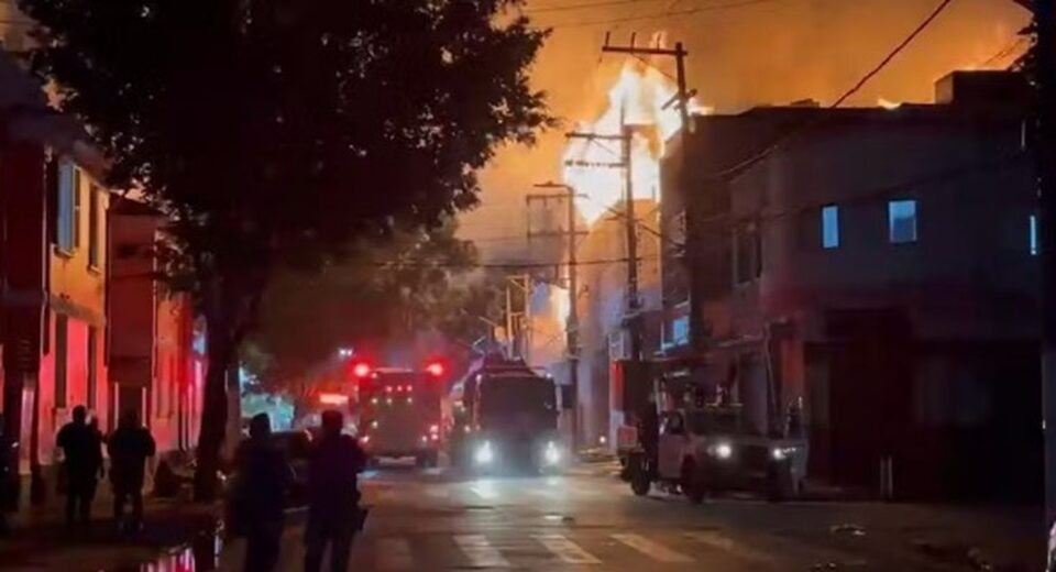 Incêndio de grandes proporções atinge fábrica no Brás, em São Paulo