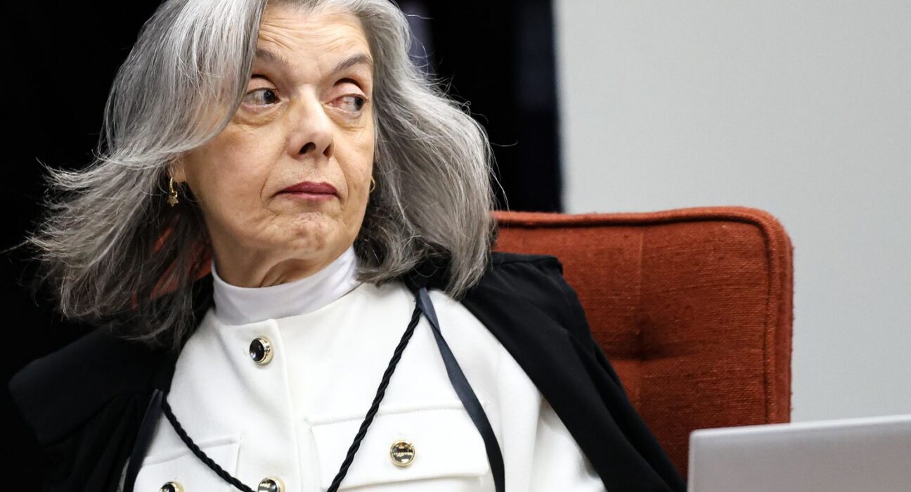 Cármen Lúcia relata ameaça de bomba em palestra a estudantes no DF