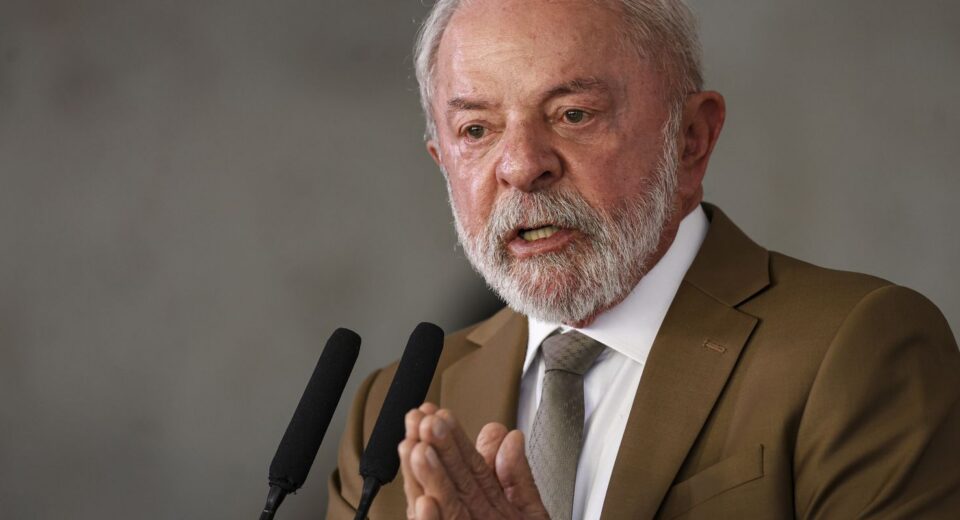 Lula zera imposto e subsidia diesel para conter alta do petróleo