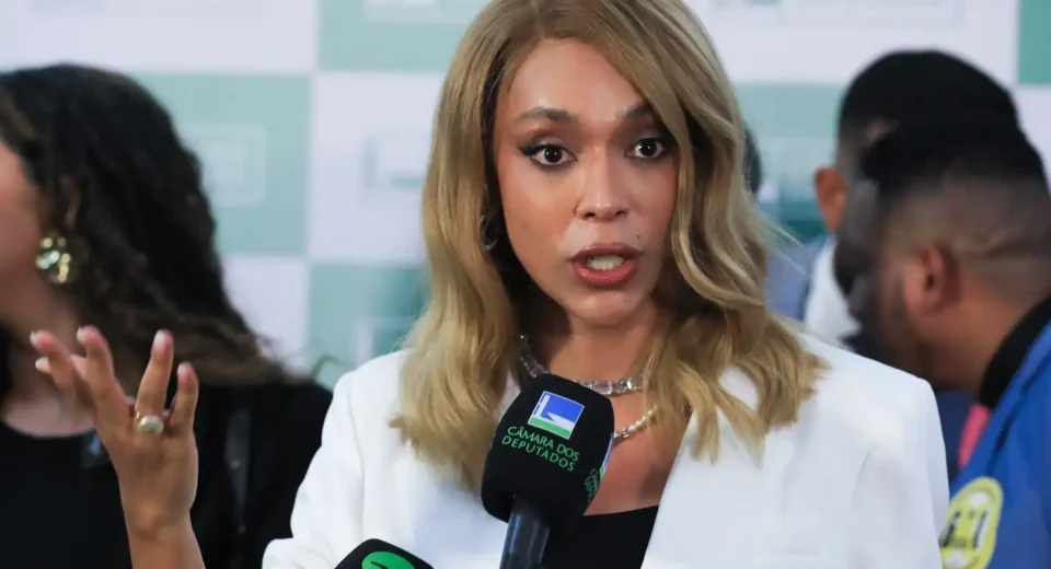 Ministério das Comunicações analisa denúncia de Hilton contra Ratinho