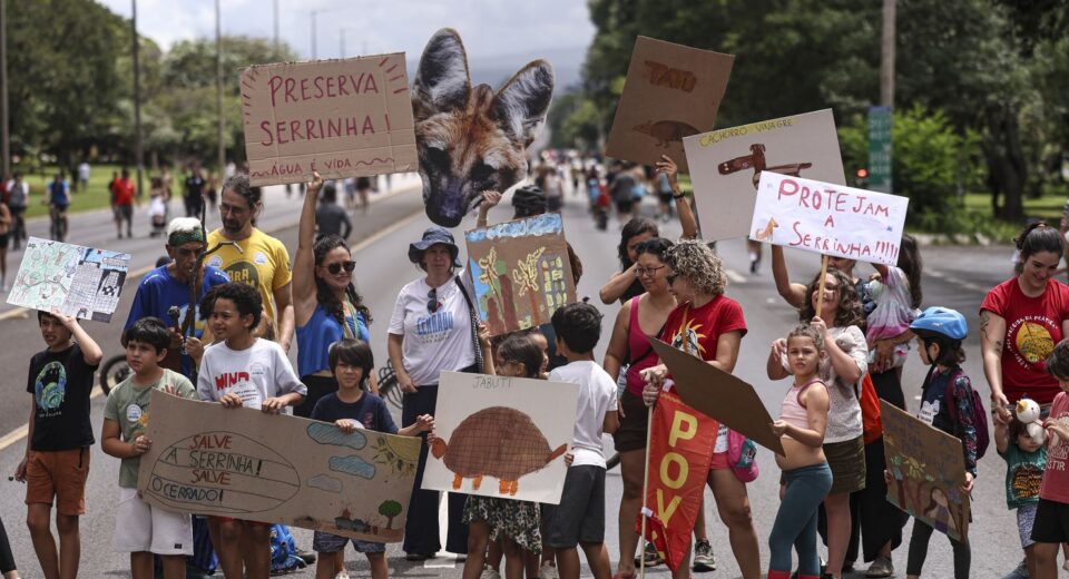 Protesto pede retirada de área ambiental do projeto de socorro ao BRB