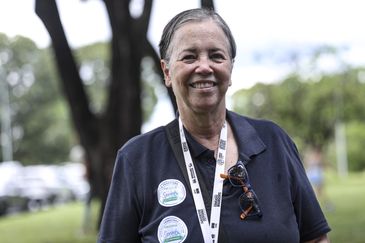 Brasília (DF), 15/03/2026 - A presidente da Rede de Preservação e Desenvolvimento Sustentável da Serrinha do Paranoá (Preserva Serrinha), Lúcia Mendes, durante manifestação pela proteção da Serrinha do Paranoá, área ambiental incluída em projeto para salvar BRB. Foto: Marcelo Camargo/Agência Brasil