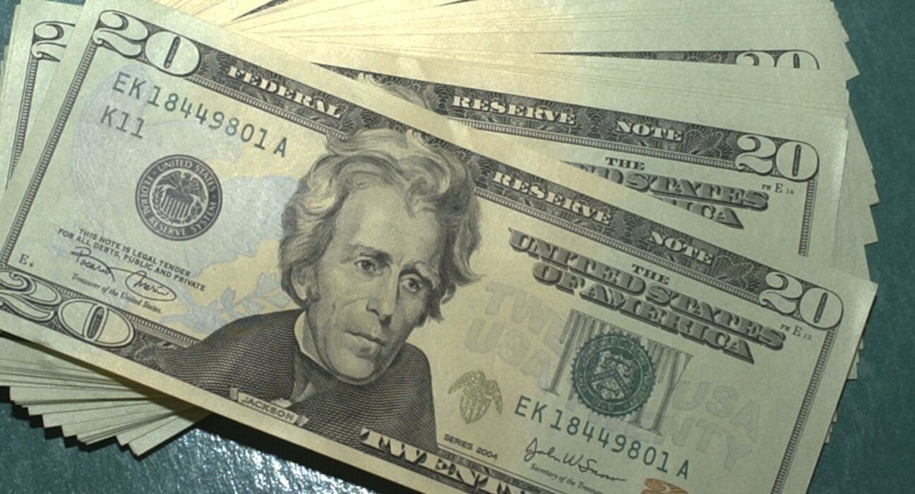 Apesar de guerra, dólar cai 1,27%, e bolsa sobe 3% na semana