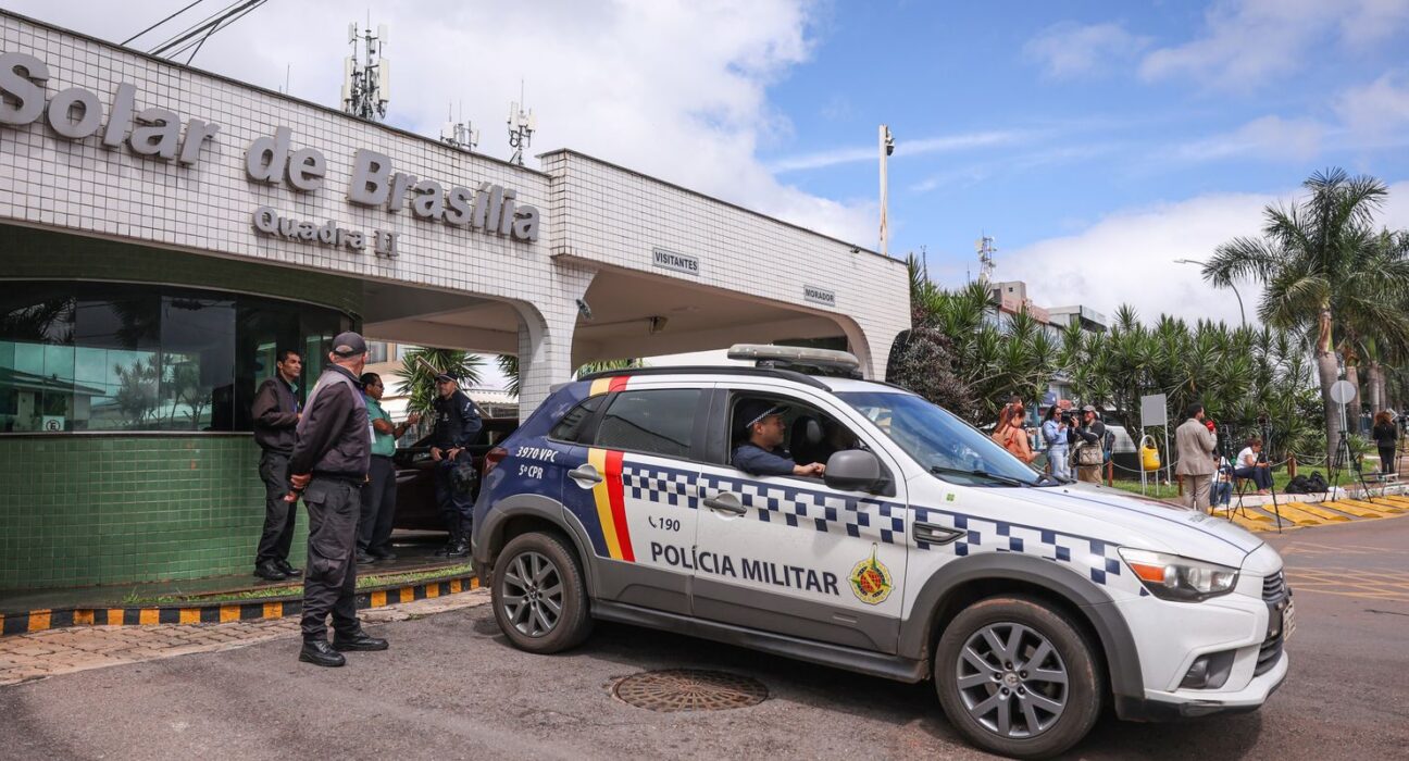Bolsonaro recebe alta e chega em casa para cumprir prisão domiciliar