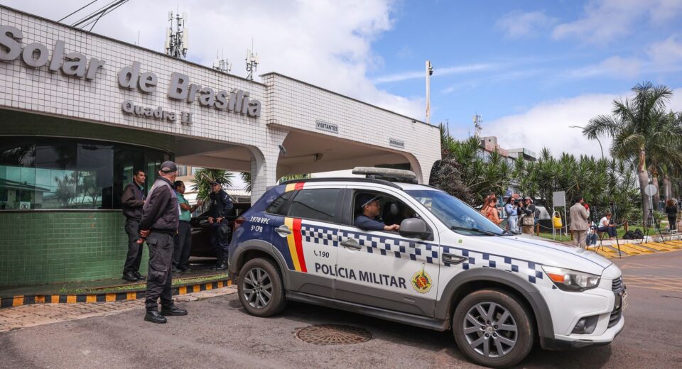 Moraes nega livre acesso de filhos de Bolsonaro à prisão domiciliar