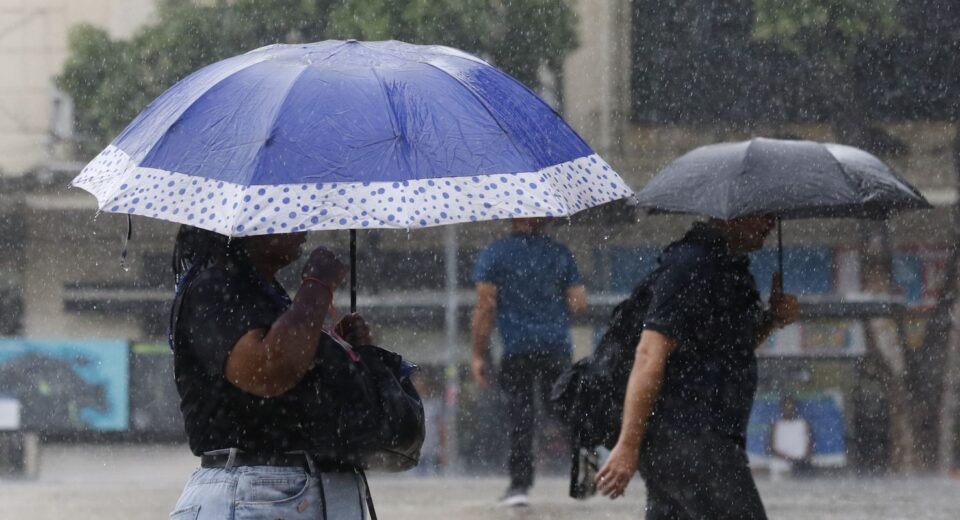 Semana começa com alerta laranja de chuvas intensas em 17 estados