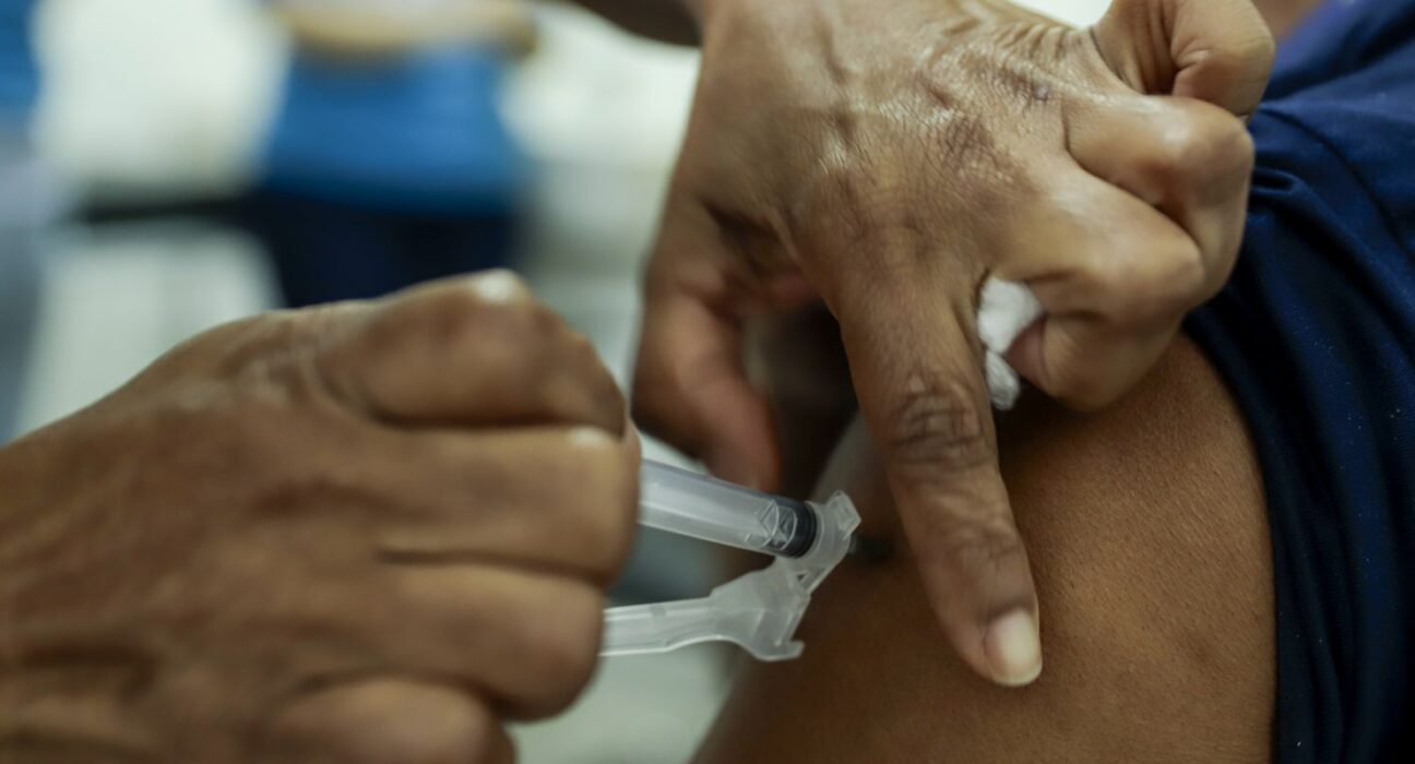 Campanha de vacinação contra a gripe começa neste sábado em SP