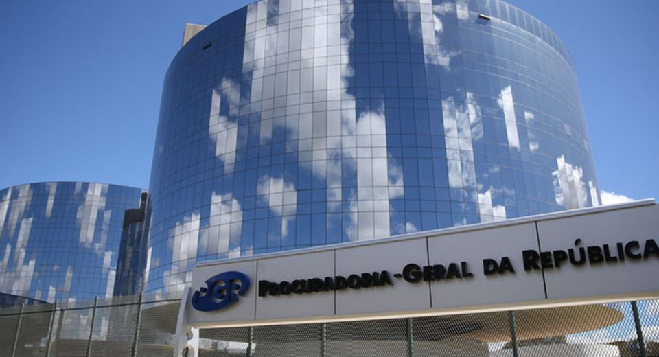 Moraes pede parecer da PGR sobre prisão domiciliar para Bolsonaro