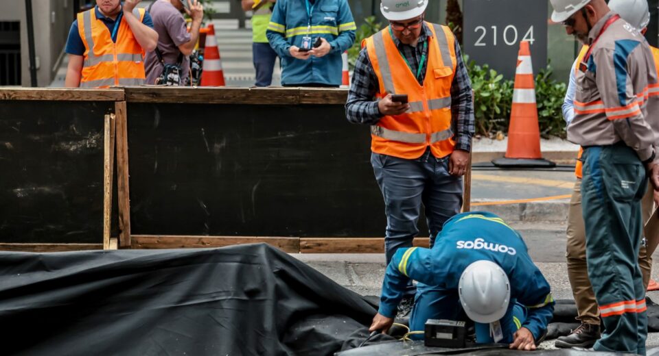 Enel constata gás no buraco aberto por explosão na rua da Consolação