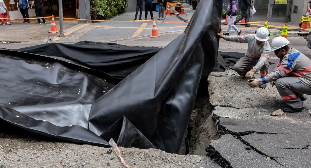 Explosão abre grande buraco na Rua da Consolação em São Paulo
