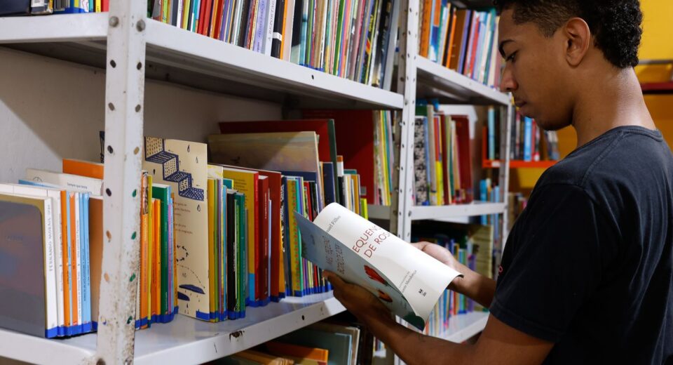 Alerj aprova formação de jovens para promover leitura e escrita no RJ