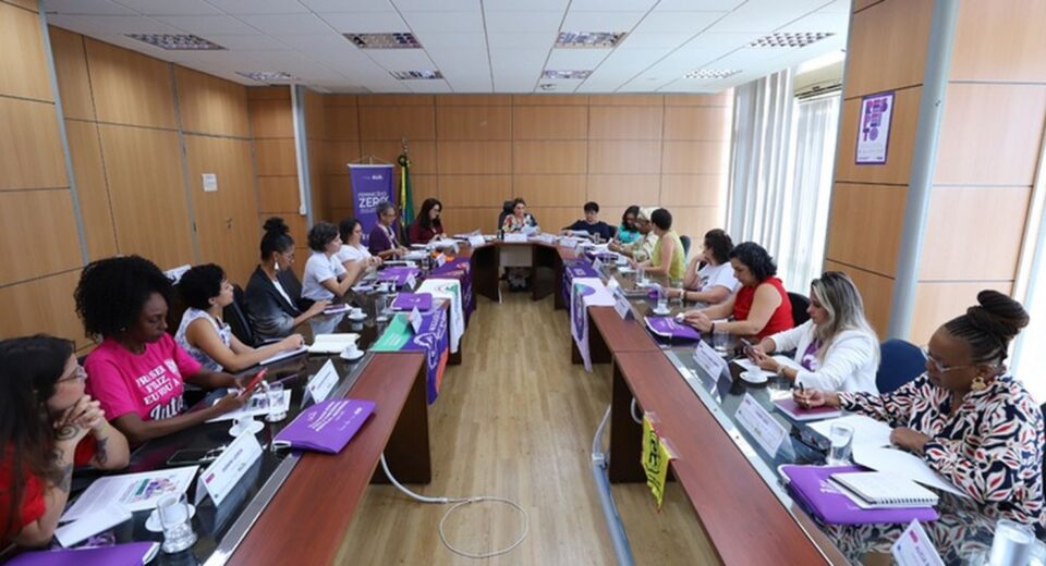 Movimento feminista protesta contra escala 6x1 e violência global