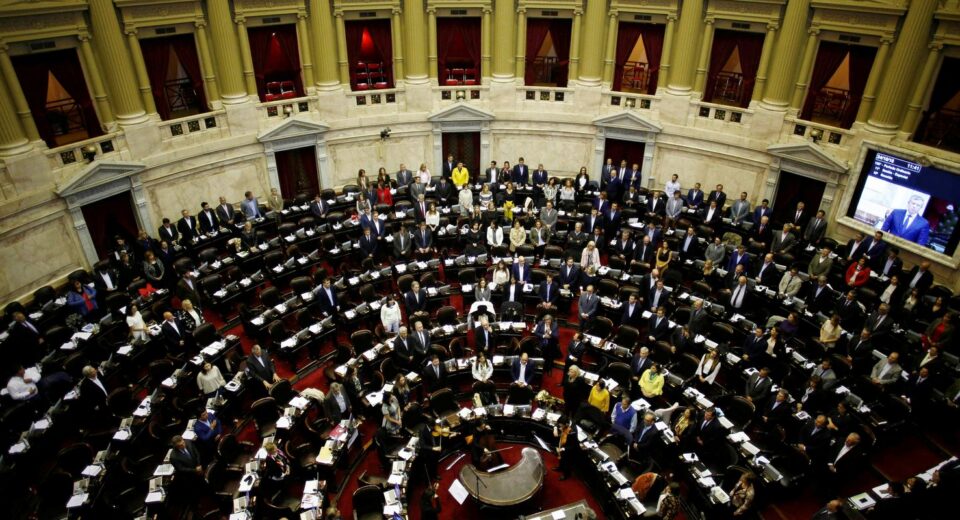 Justiça argentina barra trechos da reforma trabalhista de Milei