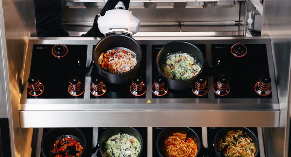 Robô cozinheiro com IA vence prêmio internacional de robótica