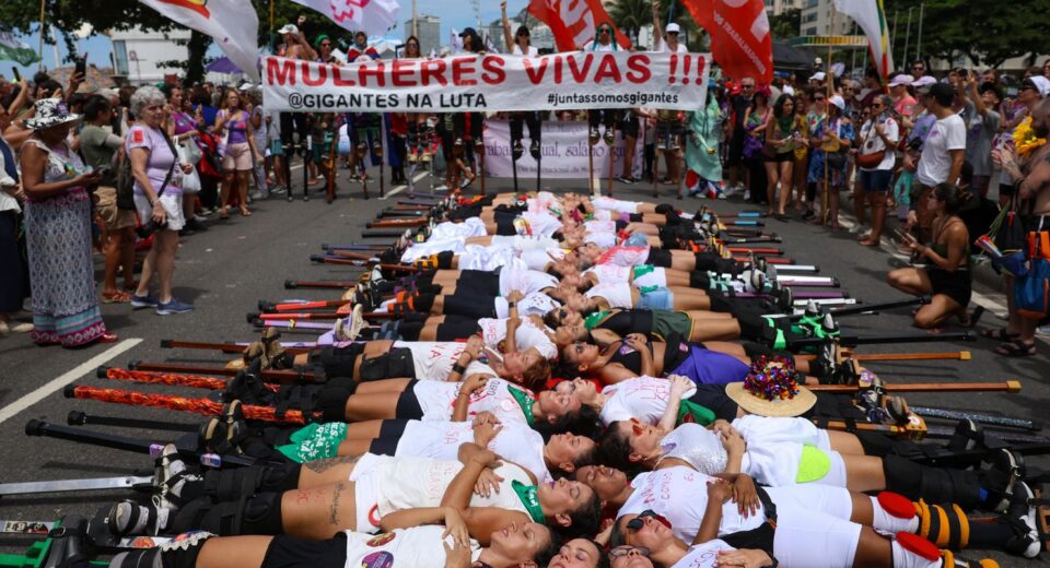 Mulheres se reúnem em Copacabana contra a violência e o feminicídio
