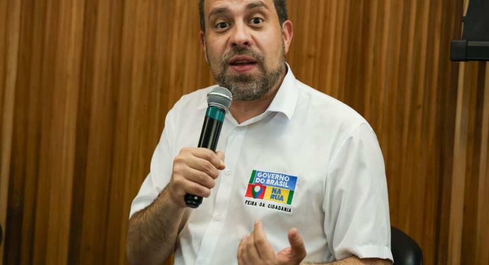 “É banditismo”, diz Boulos sobre aumento de diesel nos postos