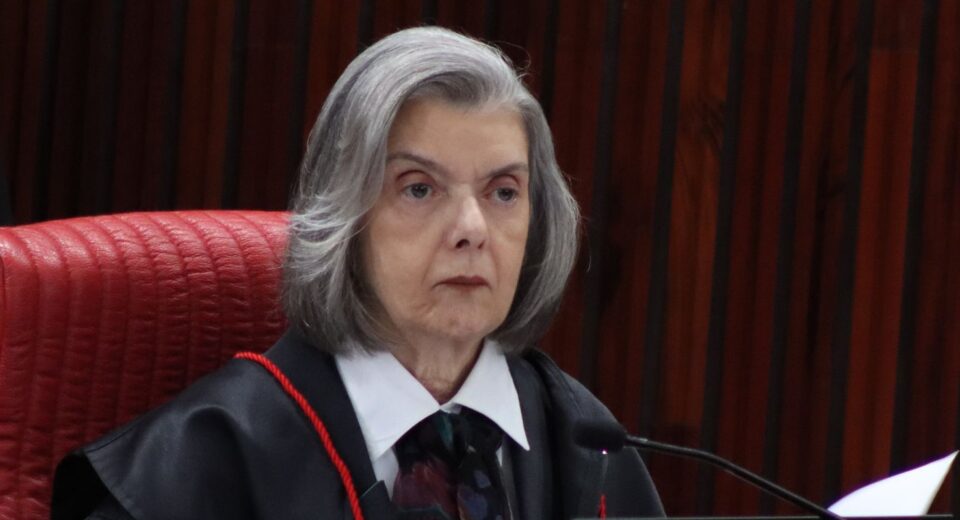 Cármen Lúcia critica falta de espaços de poder para mulheres