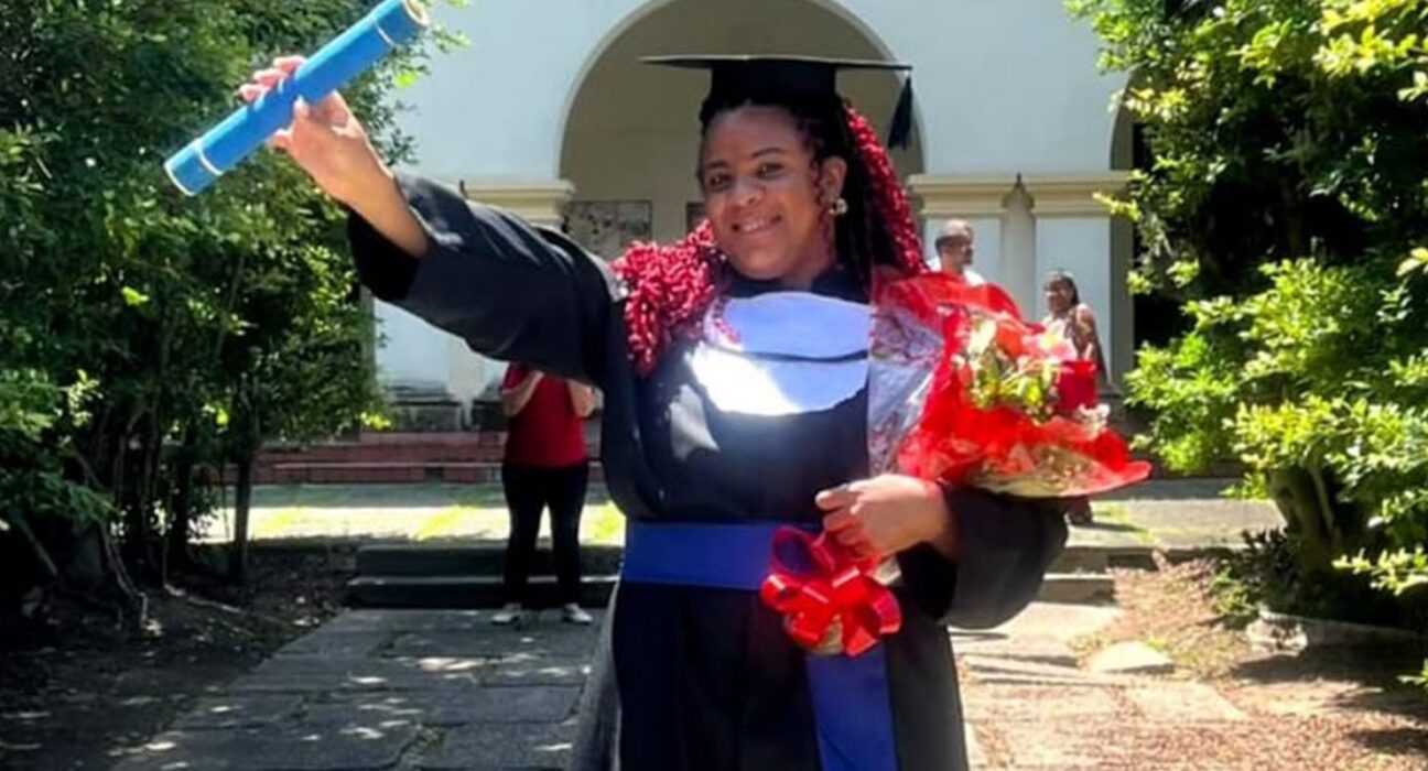 Mulher trans chega à universidade 25 anos após violências na escola