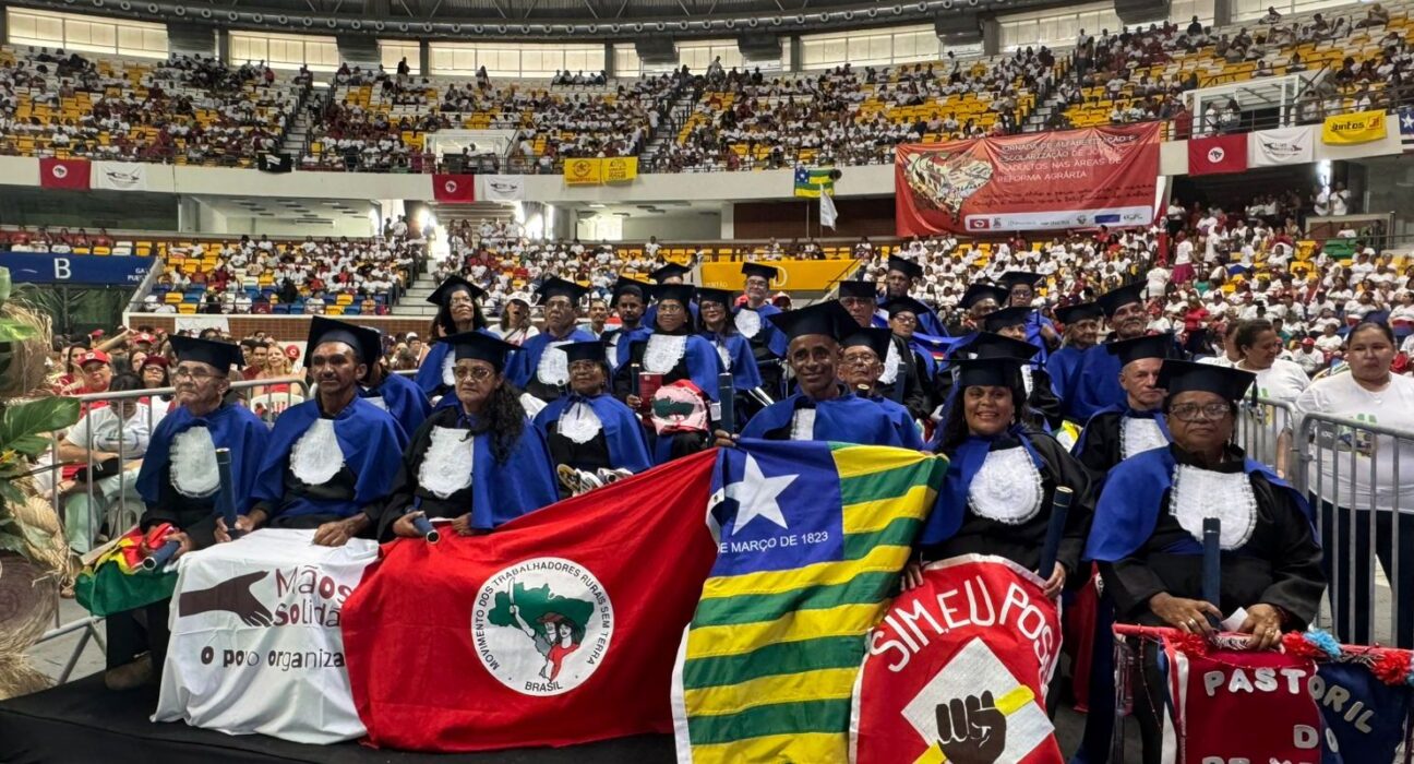 Festa em Recife celebra 30 mil alfabetizados em programa social