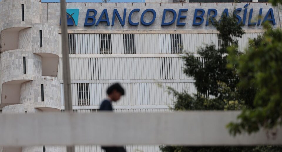 "Estamos todos pagando a conta", diz bancário sobre o caso BRB/Master