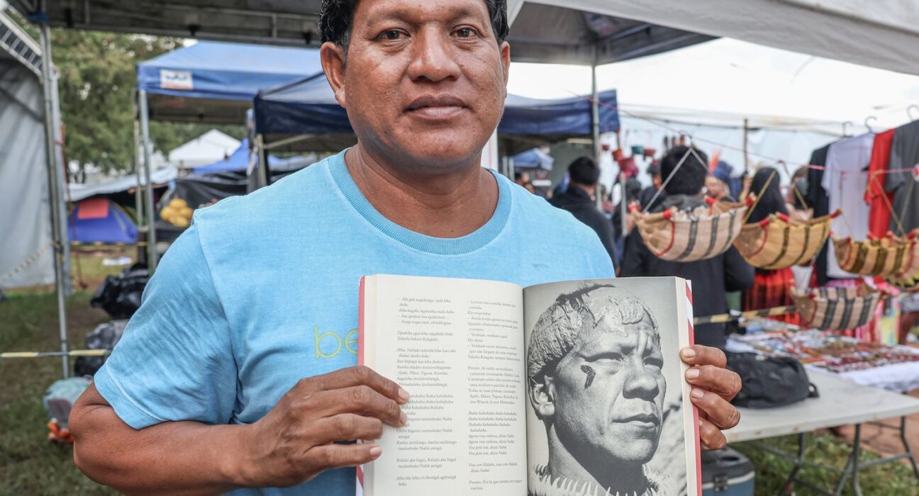 Indígena no Xingu aprendeu português para salvar aldeia, diz biógrafo