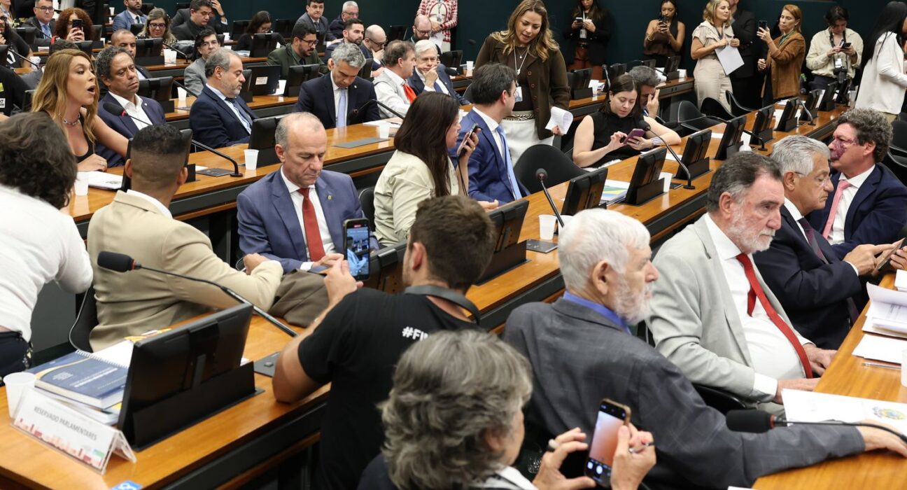 Pedido de vista adia votação da PEC do fim da 6x1 na CCJ da Câmara