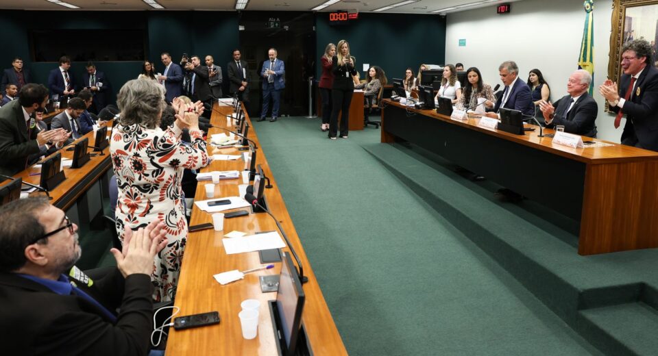 CCJ aprova admissibilidade de propostas que acabam com escala 6x1