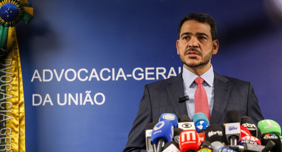 Senador apresenta relatório favorável à indicação de Messias ao STF