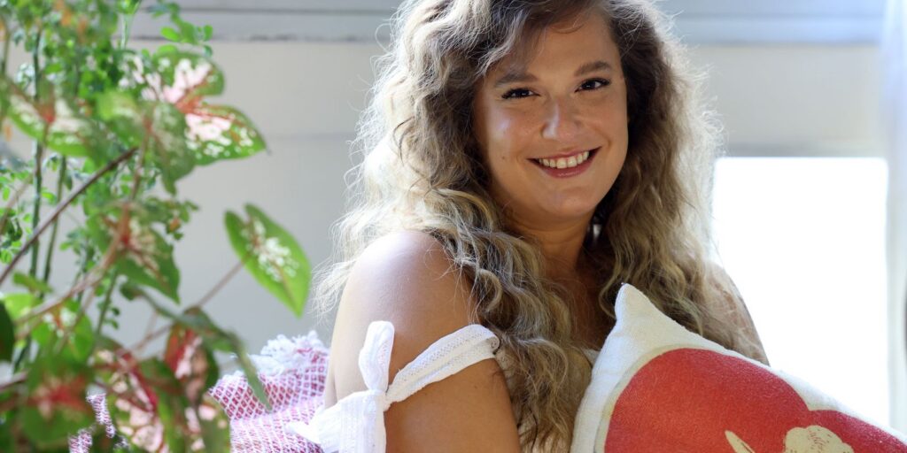 Cantora Alice Caymmi lança álbum em homenagem ao avô