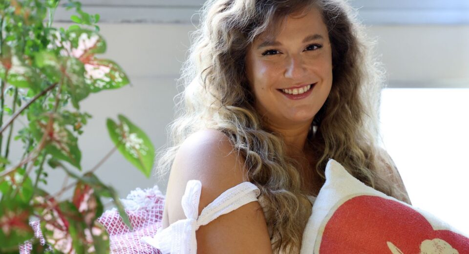 Cantora Alice Caymmi lança álbum em homenagem ao avô