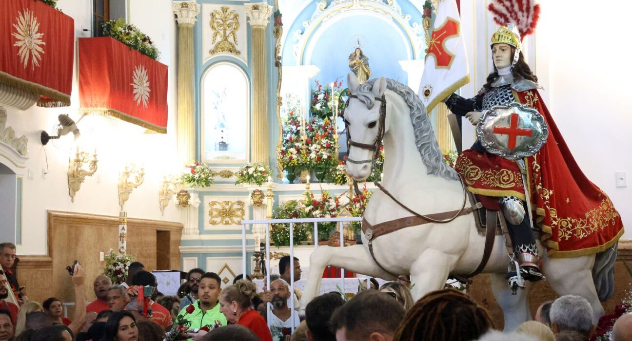 Fiéis se concentram no centro do Rio para celebrar dia de São Jorge