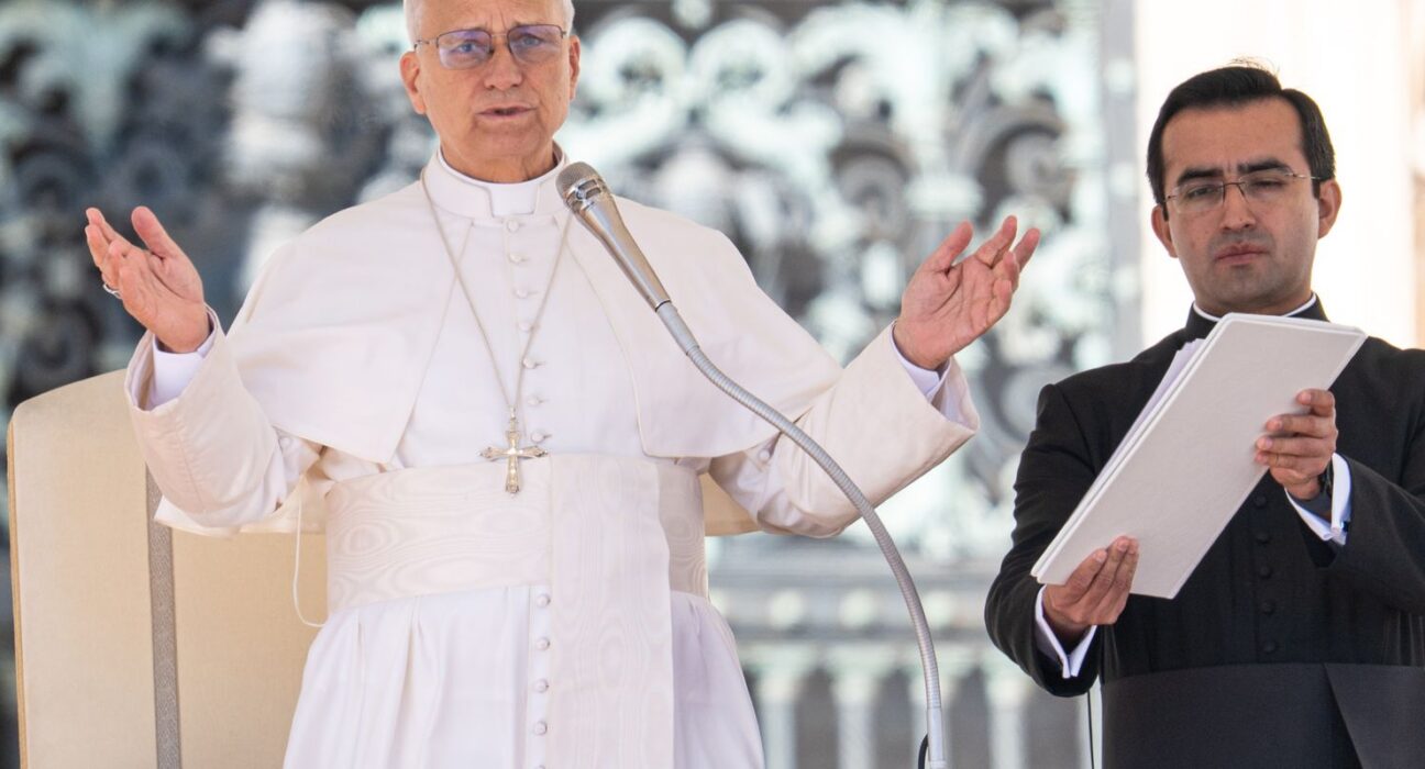 Papa pede fim da guerra, enquanto EUA e Irã negociam paz