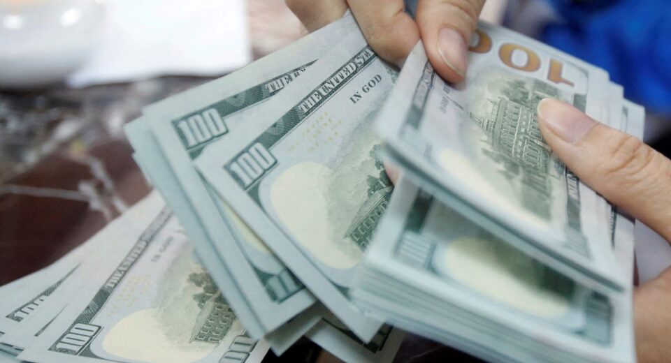 Dólar fecha abaixo de R$ 5, e bolsa cai com cautela global
