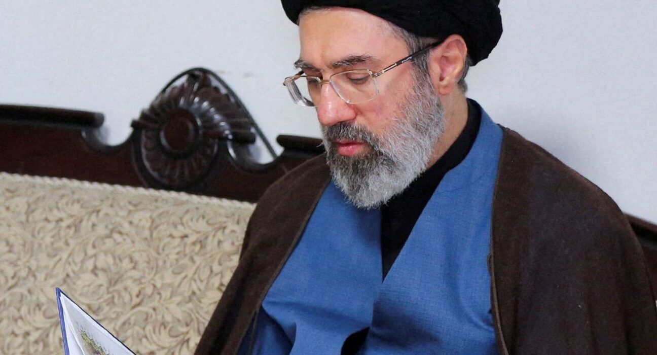 Khamenei reforça que Estreito de Ormuz terá novas regras para passagem
